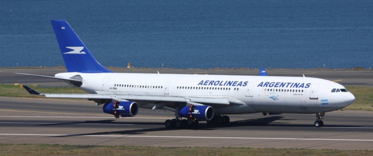 Aerolíneas Argentinas' Airbus A340-200 mit dem Kennzeichen LV-ZRA: Hier im Jahr 2010 in Sydney zu sehen, und ...