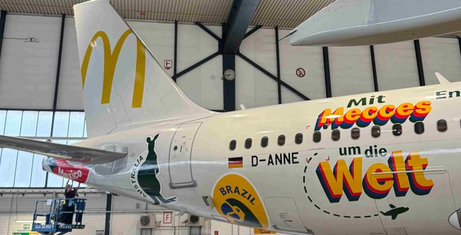 Das Heck des Airbus A320 mit dem Werbemotto: «Around the world with Mecces