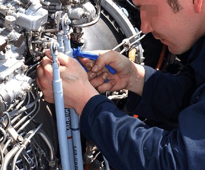 <p class="p1">Mechaniker bei der Arbeit: Seinen Job sollen künftig in Russland auch Pilotinnen und Piloten erledigen können.</p>