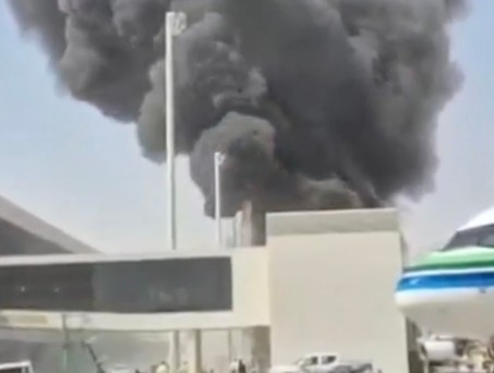 Rauchwolke am Flughafen: Das Bild aus den Sozialen Netzwerken soll den Airport Riyadh zeigen.