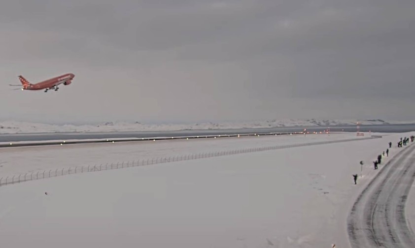 Der Airbus A330-800 von Air Greenland beim ersten Start in Nuuk Richtung Kopenhagen: Lockte viele Besucher an.