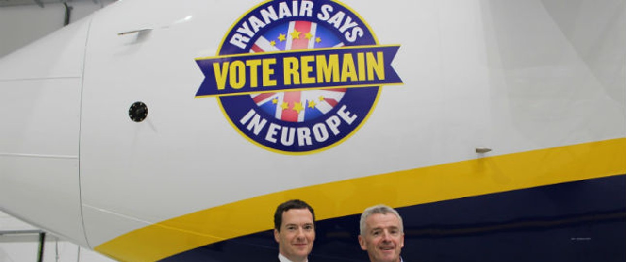 Ryanair-Chef Michael O'Leary und Großbritanniens Schatzkanzler George Osborne vor einem Flugzeug im Rahmen der «Remain»-Kampagne: Die Airline kämpft aktiv gegen einen Brexit.