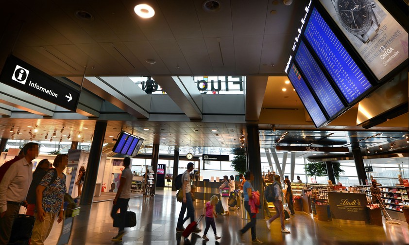 Nun zu den größeren: bei 25 bis 40 Millionen Reisenden pro Jahr setzten sich global an die Spitze: Chongqing Jiangbei in China, Kempegowda International Airport in Bangalore in Indien,
Dublin in Irland, Zürich in der Schweiz (im Bild),
Oslo-Gardemoen in Norwegen, Detroit Metropolitan Wayne County Airport und
Minneapolis/St Paul International in den USA.