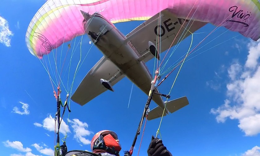 Der Moment vor dem Absturz: Die Cessna kollidiert mit dem Gleitschirm.