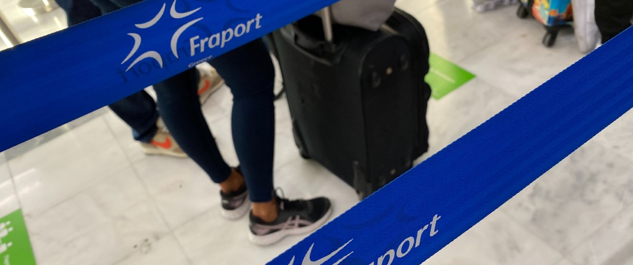 Passagiere hinter Absperrungen von Fraport: Derzeit ist Geduld gefragt.