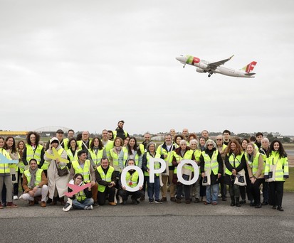 Mitarbeitende am Flughafen Porto: Im Hintergrund ein Flugzeug von Tap.