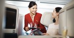 Flugbegleiterin von Cathay Pacific: Der Service soll individueller werden.