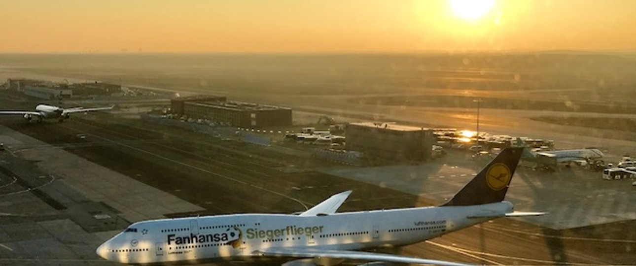 Queen of the Skies von Lufthansa in der Fanhansa- beziehungsweise Siegerflieger-Bemalung.