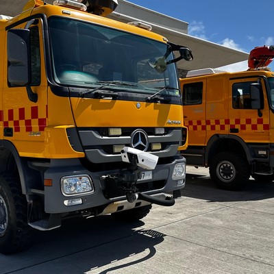 Zwei der drei Löschfahrzeuge am Flughafen St. Helena: Weil alle Fahrzeuge defekt sind, darf der Flughafen kein Flüge mehr abfertigen.