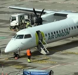 Aash 8 Q-400 am Flugahfen BER: Die Airliner verbindet Friedrichshafen mit Sylt über Berlin.