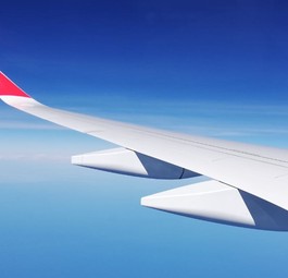 Tragfläche eines A350 von Iberia: Die Airline war von Luftraumschließungen betroffen.
