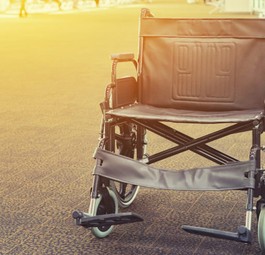 Rollstuhl am Flughafen: Airlines wissen nicht immer, wie sich mit ihnen umgehen sollen.