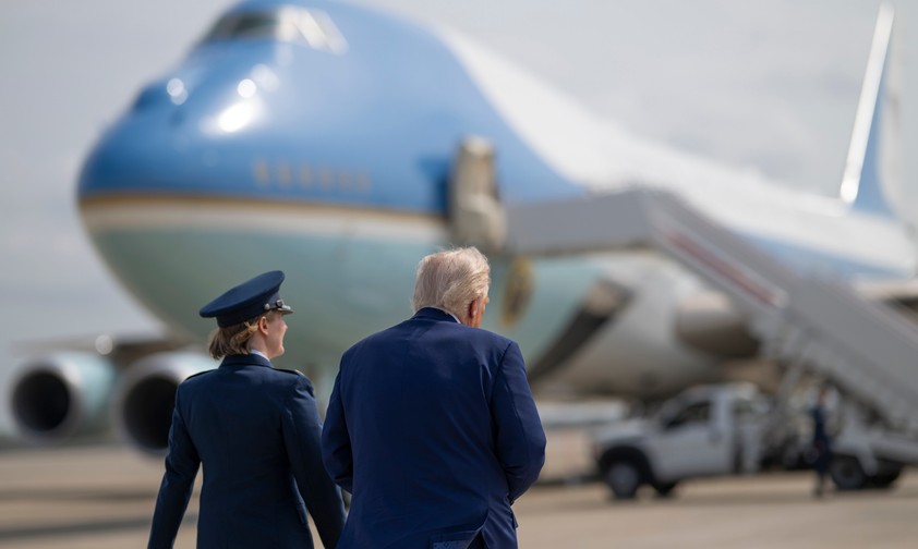 Donald Trump läuft zur Air Force One: Er will schnell Ersatz für die alternden Boeing 747-200.