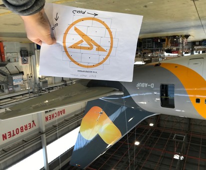 Das Herz auf dem Leitwerk der Boeing 767 wird mit je 16 Folienteilen auf jeder Seite abgedeckt.
