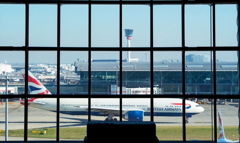 Eine Boeing 777 am Flughafen London-Heathrow: Der Airport kommt aktuell nicht an genug Kerosin.