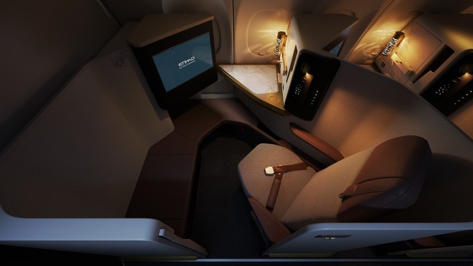 Am meisten Komfort bieten die Sitze in der vordersten Business-Reihe, Etihad nennt sie First Class. Sie sind Suiten mit Schiebetüren. 