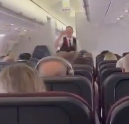 Tanzend durch den Gang: Flugbegleiter von Qantas.