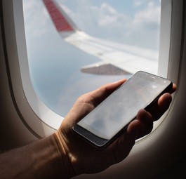 Internet im Flugzeug: Nur wenige Airlines bieten gratis Wifi.