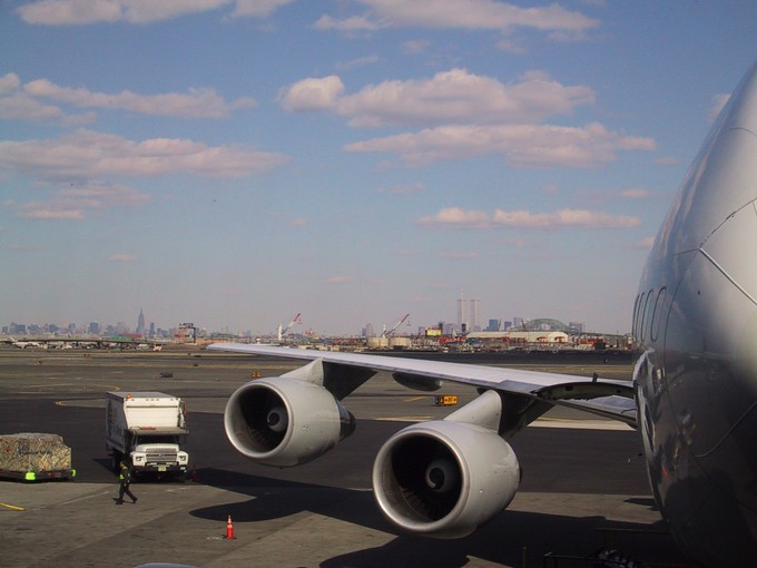 Eine Boeing 747 von Lufthansa am Flughafen New York-JFK als das World Trade Center noch stand.