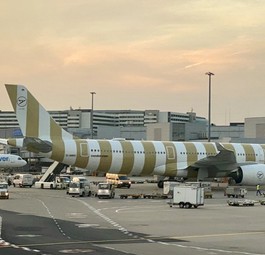 Jets von Condor und der Lufthansa-Tochter Discover in Frankfurt: Ferienflug-Konkurrenz.
