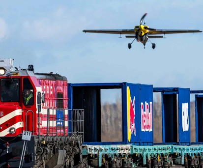 Flugzeug auf Zug: Waghalsiges Manöver.