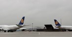 Zwei Boeing 747-8 von Lufthansa: D-ABYD und D-ABYG nebeneinander vor der Lufthansa Technik Halle in Frankfurt.