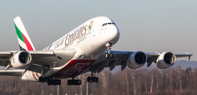 Emirates: Die Golfairline orderte insgesamt 162 Airbus A380, bestellte im Februar 2019 aber 39 der Jets wieder ab. Sie fliegt mit dem Superjumbo 49 Ziele an.