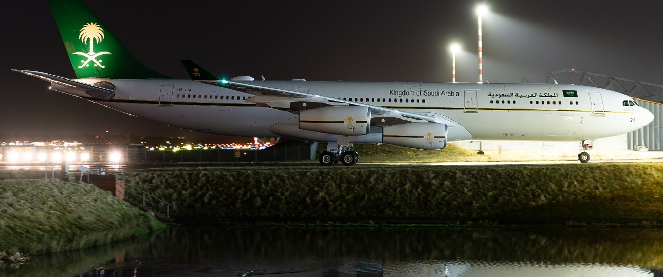 Der Airbus A340-200 mit dem Kennzeichen HZ-124 nach seiner Rückkehr aus Dublin nach Hamburg.