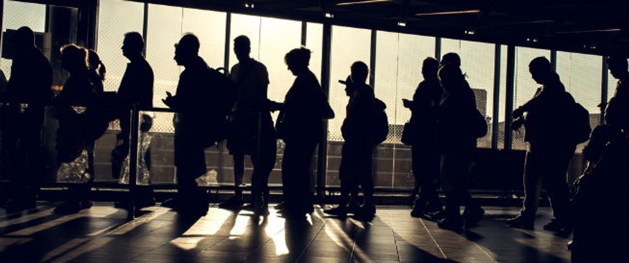 Lange Warteschlangen beim Boarding: Das Anstehen könnte dank einer simplen Methode bald ein Ende haben.