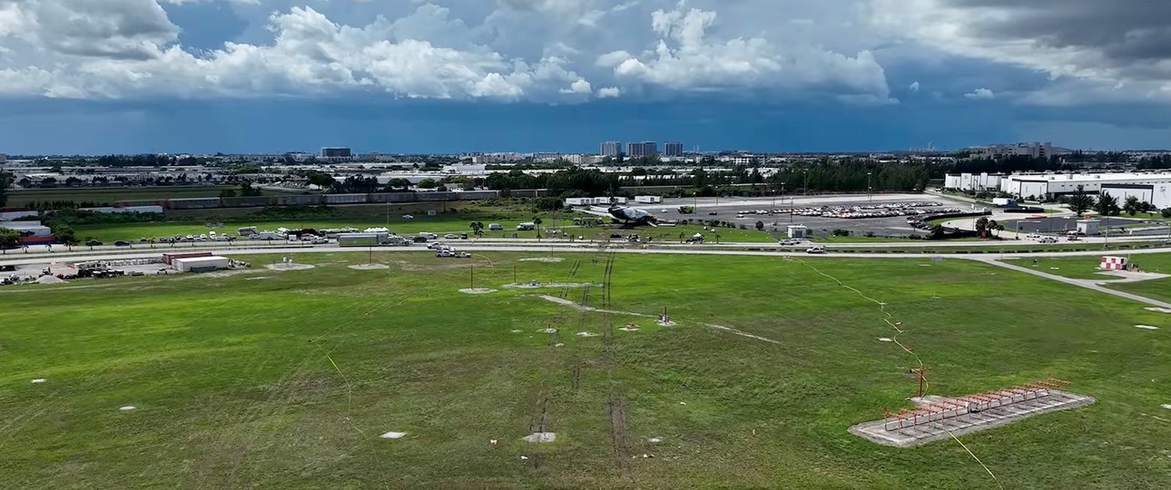 Blick auf die Unglücksstelle: Die Boeing 767 F rutschte weit über die Piste hinaus.