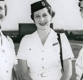 1948–1959: Qantas Empire Airways stellt ihre ersten neun Flugbegleiter ein und führt eine Uniform im Militärstil ein – im Winter ein marineblauer Rock mit Jacke, im Sommer ein weißes Kleid. Eine marineblaue Futtermütze wird über dem rechten Auge getragen. 1953 wird der Winteranzug überarbeitet, die Aufschläge entfernt und das militärische Design reduziert.