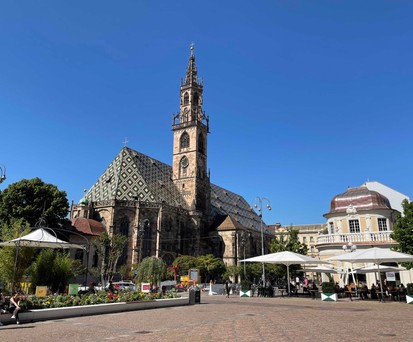 Der Dom von Bozen am Walther-Platz.