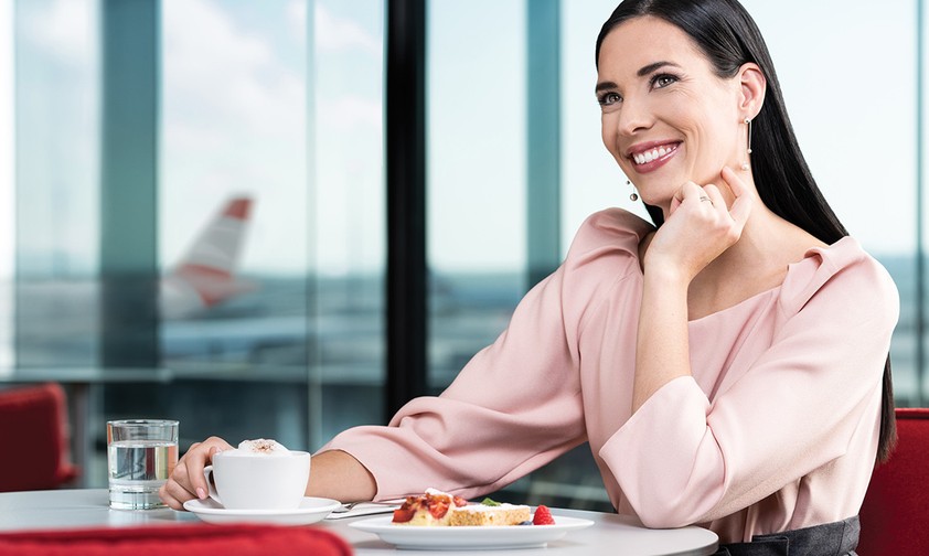 Gast in der Wiener Aua-Lounge: Sie darf Speisen am Buffet holen.