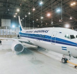 Boeing 737-700 von Aerolíneas Argentinas: Zum 70. Geburtstag trägt das Flugzeug eine Lackierung aus den 1980er-Jahren.