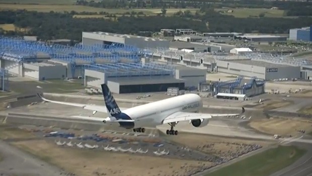Der A350 beim Anflug aus der Luft...
