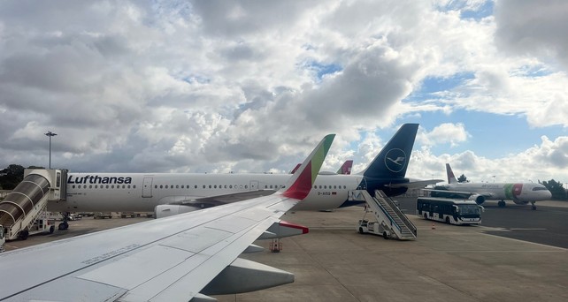 Lufthansa-Flugzeug am Flughafen Lissabon: Lufthansa Group steigt bei TAP ein.