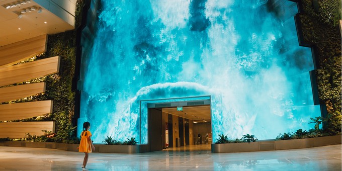 The Wonderfall: Der digitale Wasserfall befindet sich in der Abflughalle des wiedereröffneten T2 des Changi Airport.