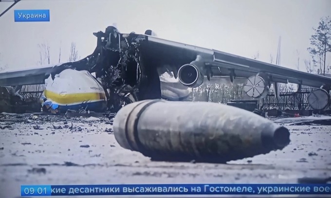 Die Antonov An-25 im Hangar in Hostomel. Bomben liegen am Boden.