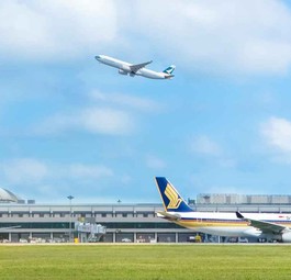 Flugzeuge am Changi Airport in Singapur: Flüge werden ab 2026 teurer.