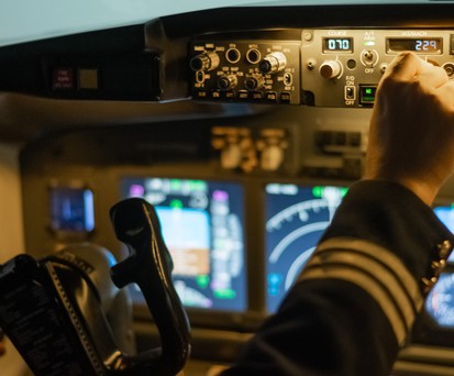 Pilot im Cockpit: Was er sagt, wird aufgezeichnet.