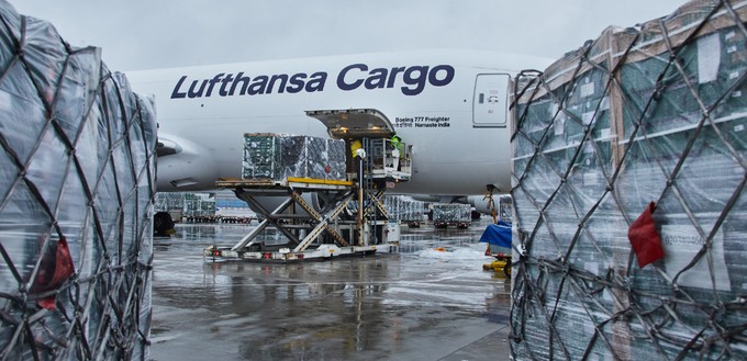 Lufthansa Cargos Boeing 777F mit dem Kennzeichen D-ALFH wird in Frankfurt beladen.