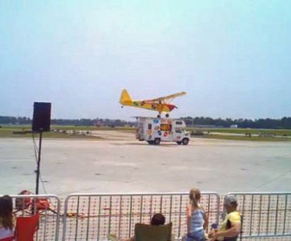 Landungs-Stunt an der Airshow: Die Landung auf dem Dach.