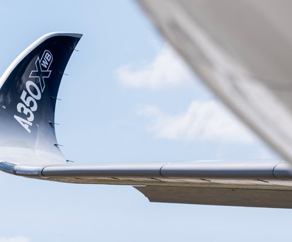 Winglet eines Airbus A350: Der Jet fliegt seit 10 Jahren Passagiere.