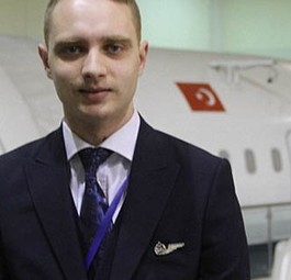 Erkan Geldi: heute ist das ehemalige Bord-Baby Flugbegleiter bei Turkish Airlines.