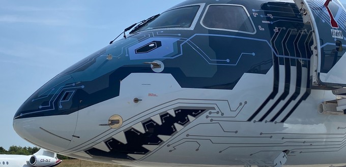 Die Embraer E190-E2 in der Tech-Shark-Bemalung: Mit dem Flugzeug ...