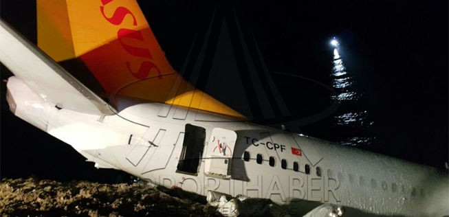 Die Boeing 737 nach dem Unfall in der Nacht.