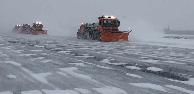 Winterdienst am Flughafen Dortmund: Die Gerätschaften kamen am Montagmorgen (8. Februar) nicht schnell genug gegen das Eis an.