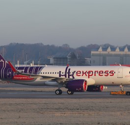 A320 Neo von Hong Kong Express am Airbus-Werk Hamburg-Finkenwerder: Die Fluggesellschaft könnte den Besitzer wechseln.