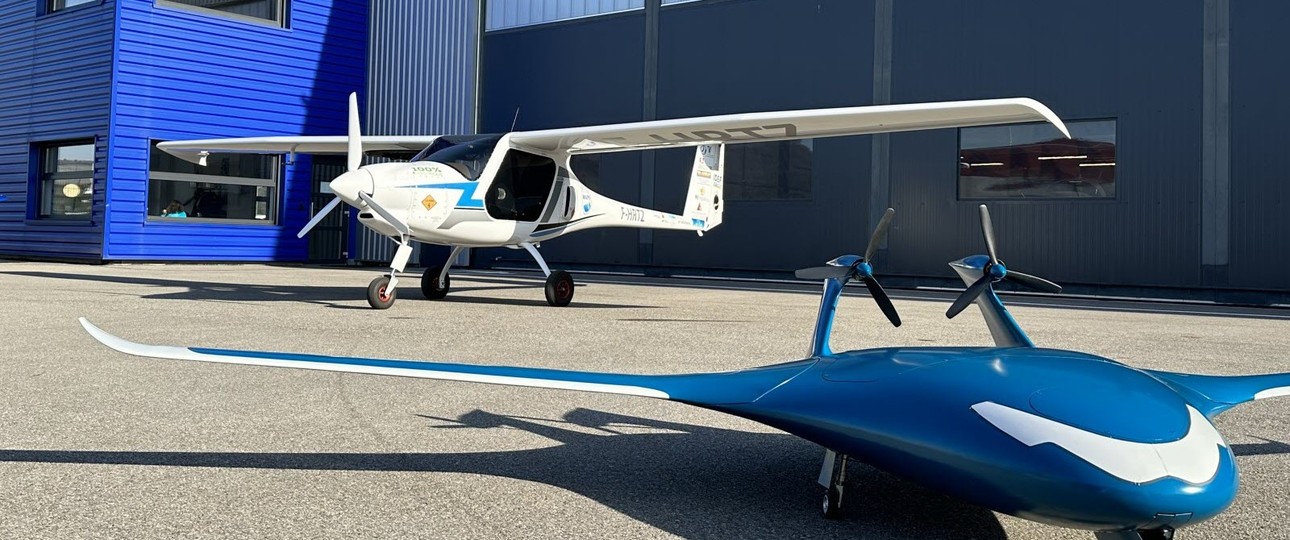 Velis Elektro im Hintergrund und ein Modell der Eenuee im Vordergrund: Der neue Regionaljet soll 2029 starten.