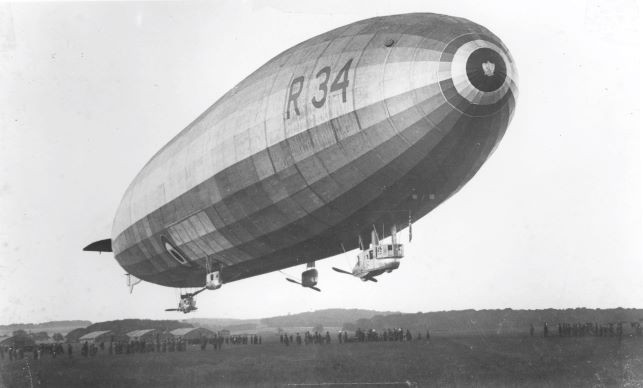 Luftschiff R34 mit EF Flugzeugschuppen im Hintergrund